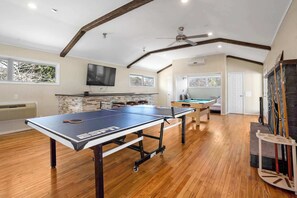 Room with Private bar, Ping pong and Pool table