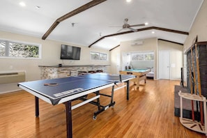 Room with Private bar, Ping pong and Pool table