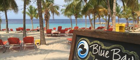 Enjoy free sunbeds on Blue Bay Beach @ less then 3 minutes from your Villa!