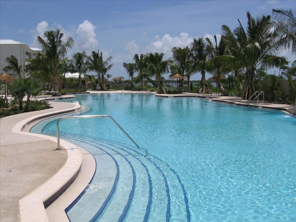 LICENSED MANAGER – 3/3.5 SPACIOUS VILLA – MOST UPSCALE OCEANFRONT RESORT IN KL!