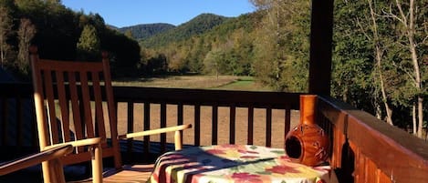 Romantic Getaway for two ...Private, Creekside getaway on 26 beautiful acres !