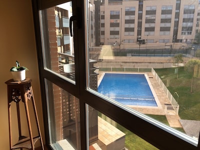 Amplio y elegante apartamento en Logroño, La Rioja. Garaje, wifi y piscina. 