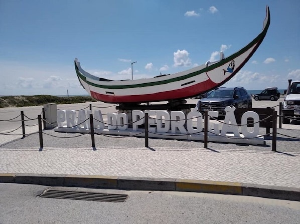 Praia de excelentes propriedades terapêuticas (com maior índice iodo no País).