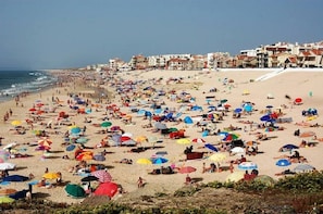 Praia com areal a perder de vista.