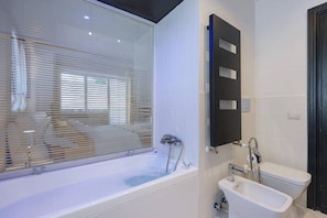 ensuite bathroom with jetted tub