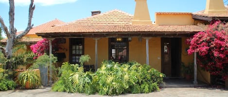 Exterior de la casa de 2 habitaciones, zona de parking y barbacoa.