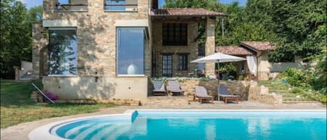 Facciata della casa con piscina