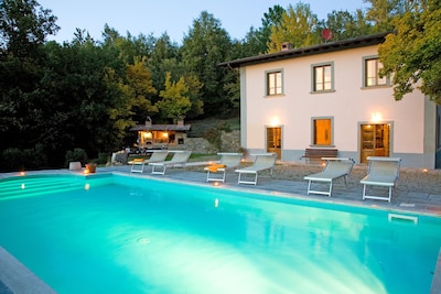 Antike Landvilla mit Pool in den Hügeln der Toskana, umgeben von Wäldern