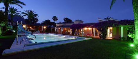 Swimming pool and the Villa by night.