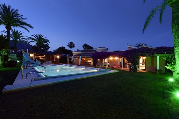 Swimming pool and the Villa by night.