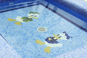 Childrens swimmingpool. 35 cm deep.