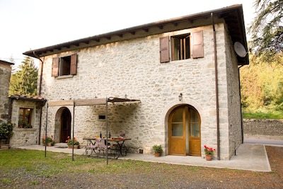 La casa con un parque en el verde, acogedora, totalmente equipado, cerca de la aldea