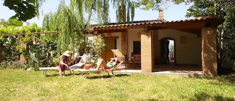 Il giardino e la villa sono sul piano terra, privi di gradini.