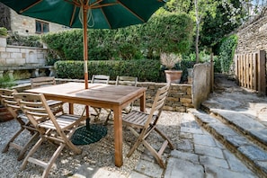 Gassons View Patio - StayCotswold