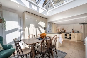 Gassons View Kitchen/ Breakfast Room - StayCotswold