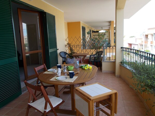 Outdoor dining