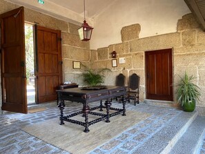 Hall de entrada. A casa esta decorada com moveis de família e contemporâneos