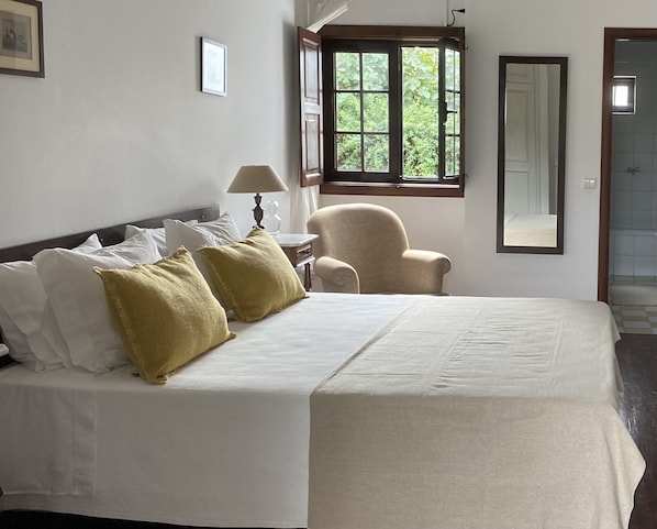 Quarto 5
Double room
Queen size bed
casa de banho privativa
Ar condicionado