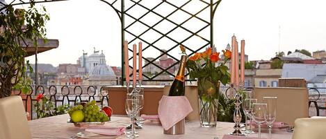 Enjoy Rome with good food & great wines right from the top of the Roman Forum!