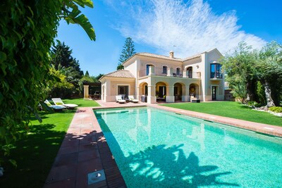 Luxuriöse Villa am Strand mit sechs Schlafzimmern