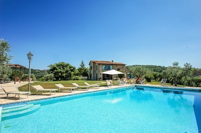 Villa with private pool and air conditioning. At 10km from Todi, 3km village