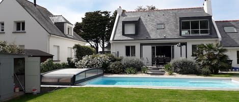 maison piscine vue du fond du jardin