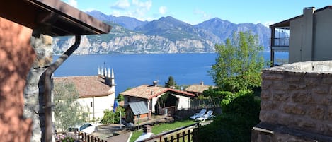 Vista lago dal giardino 