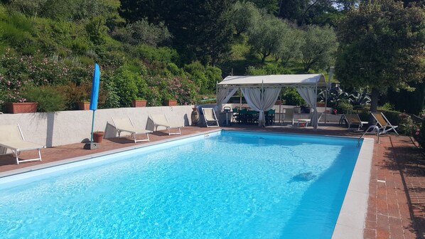 piscina con stupenda vista su Lucca e campagna e tanto spazio per rilassarsi 