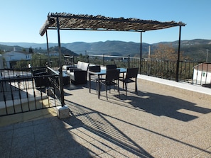 Kayenne 3 roof terrace dining area.