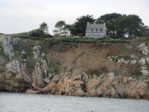 Photo de la maison prise du bateau en mer