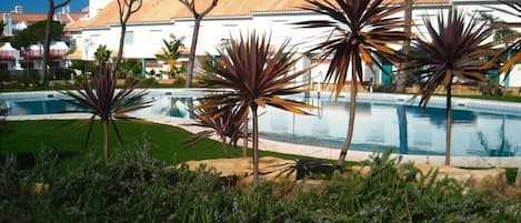 Espace détente: Piscine et superbes bleu plages!