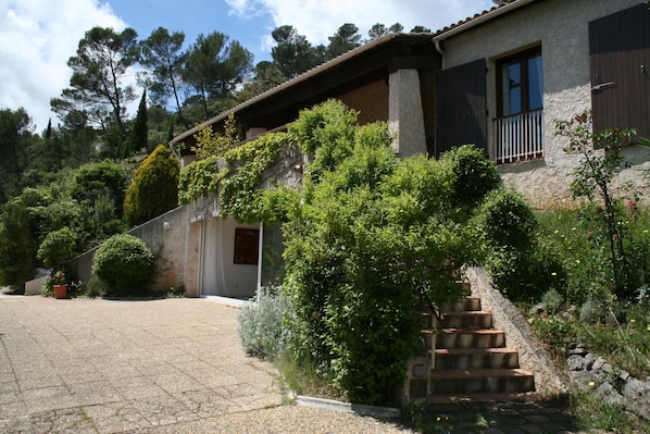 Sunny spacious entrance to the ground floor villa apartment 