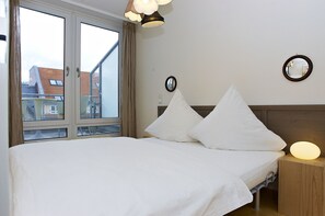 Extremely quiet double bedroom with Ortho Mattress, extra pillows, dark curtains