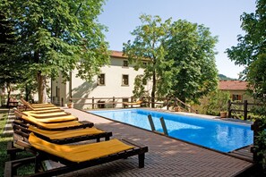 Solarium and private pool 