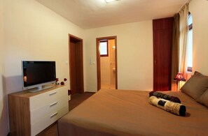 Master Bedroom  (with en-suite shower room)