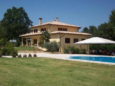 Villa Azzolina, al centro de un olivar secular...