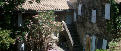 Vue de la maison, depuis le traversier qui la surplombe.