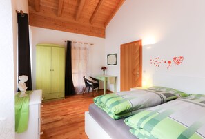Schlafzimmer 1