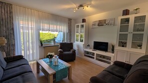 Wohnzimmer mit Ausgang zur Terrasse