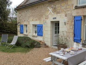 table extérieure pour le petit déjeuner et repas du soir