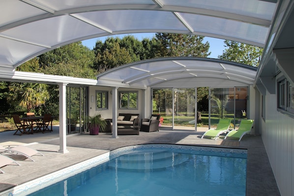 PISCINE PRIVATIVE AVEC DOME DECOUVRABLE CHAUFFEE AVEC PLAGES DE RELAXATION