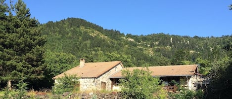 Maison en pierre en Ardèche méridionale