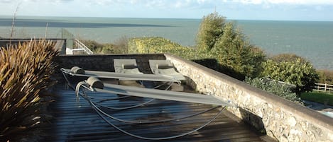 Terrasse et transat vue mer du gîte Le Loft