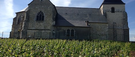 eglise de chavot courcourt ont l a regarde du gite 
