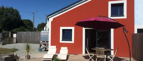 La terrasse en robinier plein sud.
