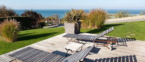 Transats sur la terrasse du cottage Maison de Jacky orientés vue mer