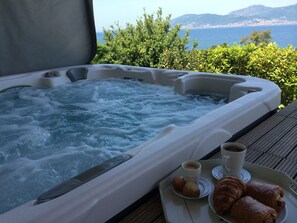 Outdoor spa tub