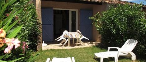 Jardin clôturé , animaux acceptés, table et chaises, terrasse ombragée.