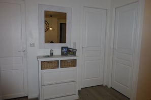 Côté gauche en entrant sur l'espace salon-cuisine