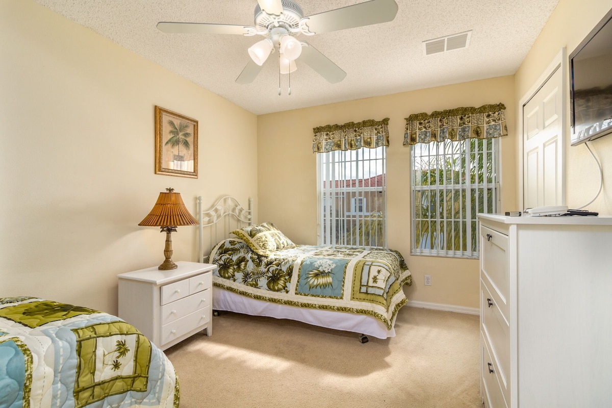 Beautiful 4 Bedroom Townhouse Near Disney!